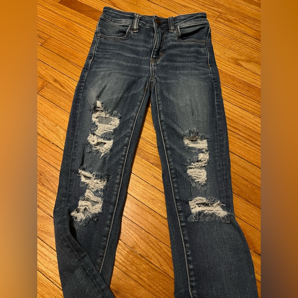 AMERICAN EAGLE RIPPED SKINNY JEANS